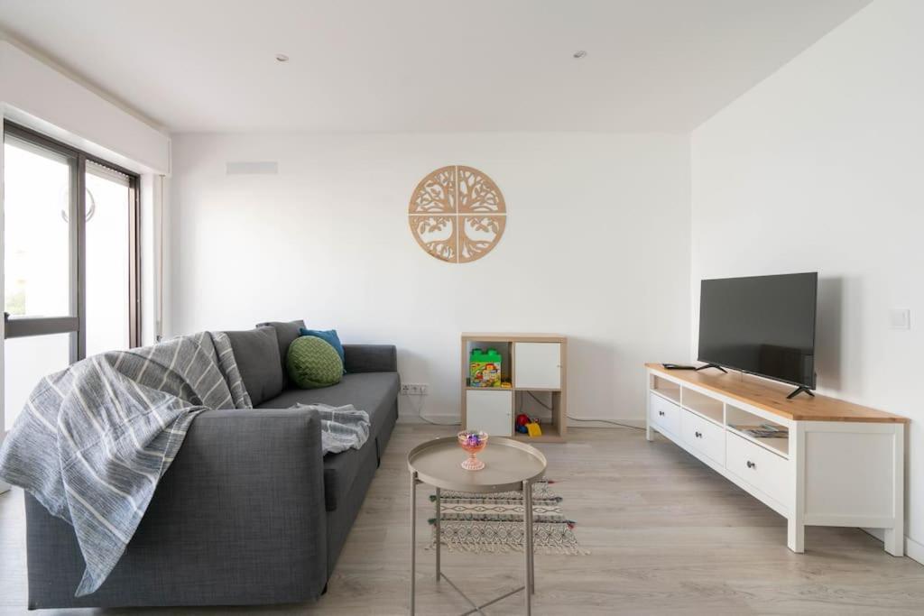 Casa Oliveira - Sunny 2-Bed Retreat Steps From The Beach Armação de Pêra 외부 사진