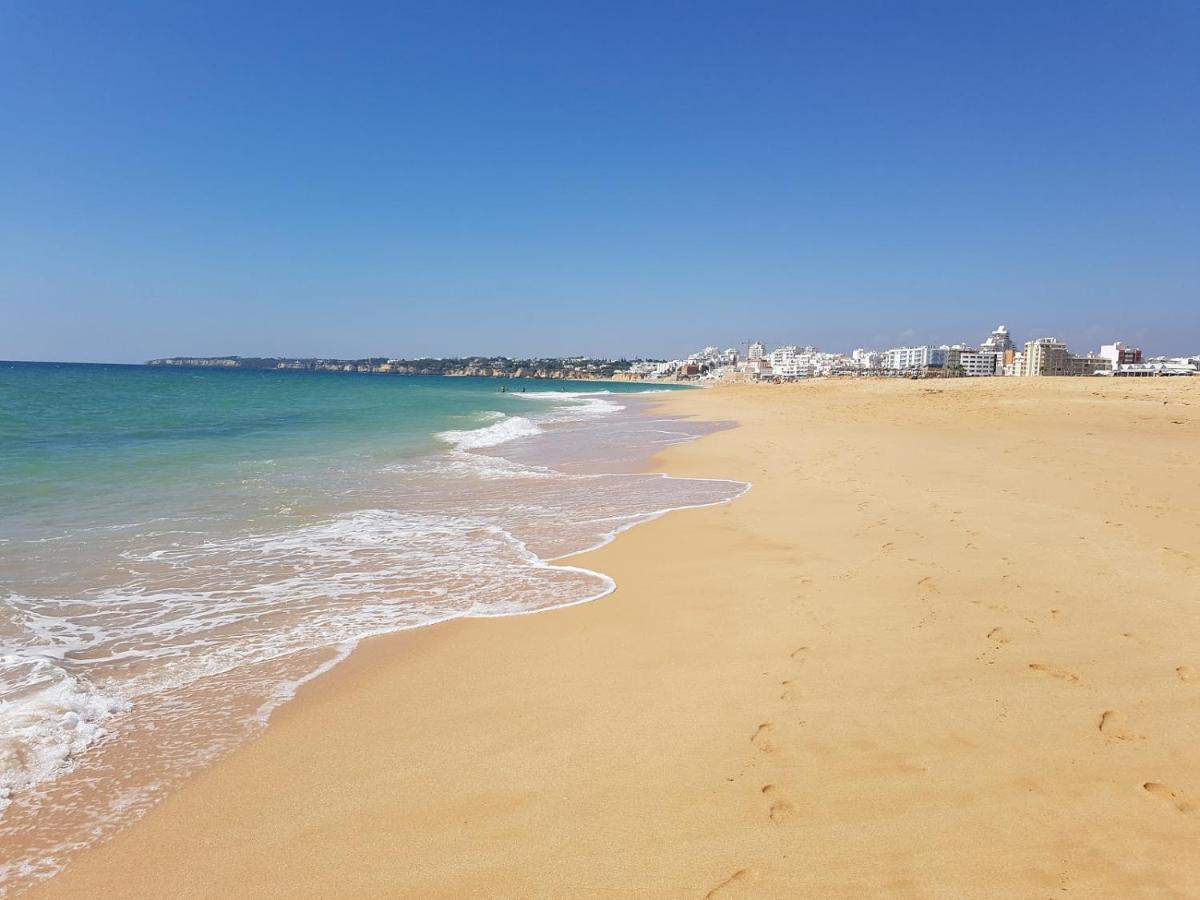 Casa Oliveira - Sunny 2-Bed Retreat Steps From The Beach Armação de Pêra 외부 사진
