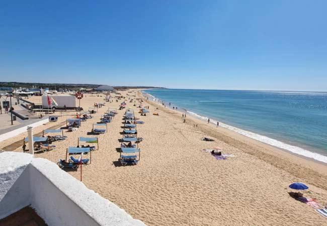 Casa Oliveira - Sunny 2-Bed Retreat Steps From The Beach Armação de Pêra 외부 사진